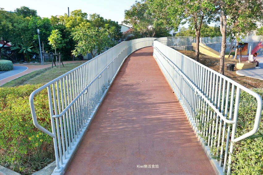 彰化縣員林市員林兔鹿馬公園｜員林市免費景點推薦共融公園好玩！小小消防車、高塔溜滑梯、極速滑索丘
