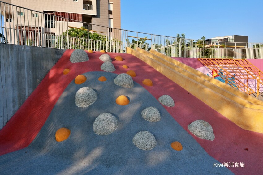 彰化縣員林市員林兔鹿馬公園｜員林市免費景點推薦共融公園好玩！小小消防車、高塔溜滑梯、極速滑索丘