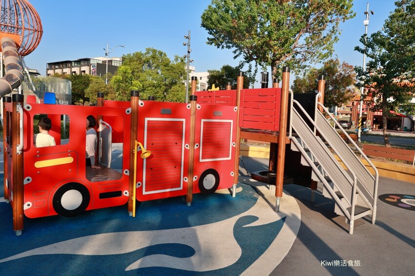 彰化縣員林市員林兔鹿馬公園｜員林市免費景點推薦共融公園好玩！小小消防車、高塔溜滑梯、極速滑索丘