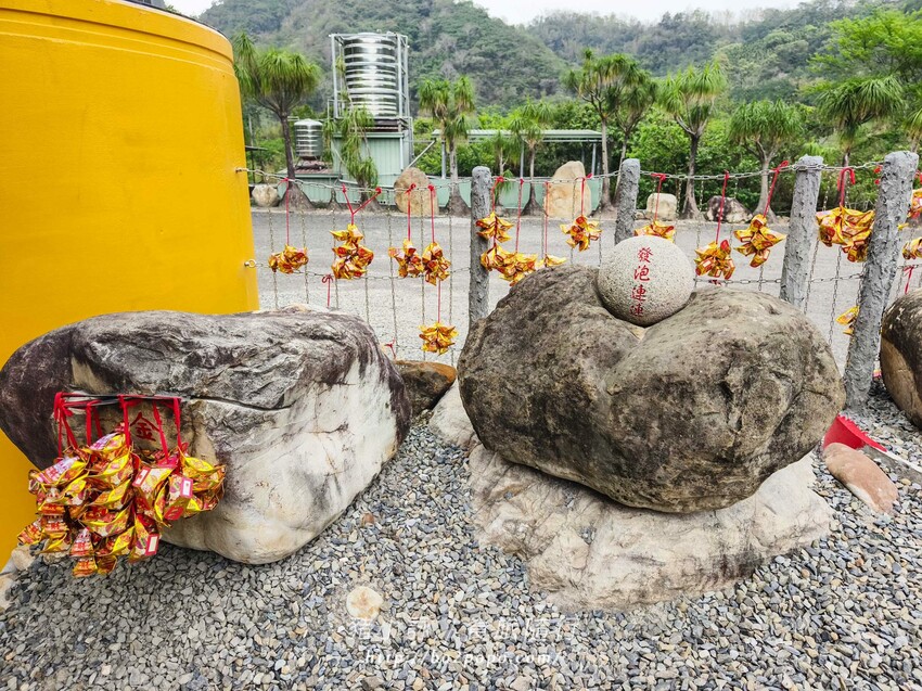 南投縣國姓鄉南投。國姓》元寶土地公，被特色石頭包圍的廟宇