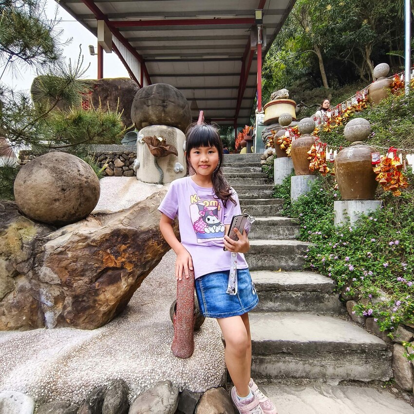 南投縣國姓鄉南投。國姓》元寶土地公，被特色石頭包圍的廟宇