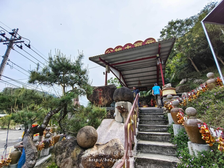 南投縣國姓鄉南投。國姓》元寶土地公，被特色石頭包圍的廟宇