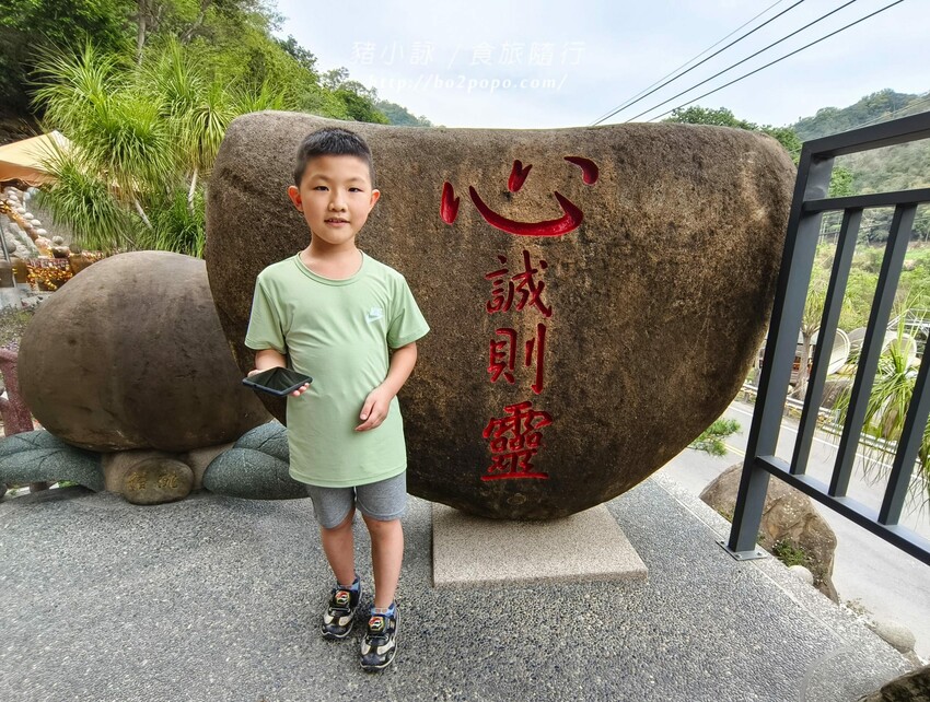 南投縣國姓鄉南投。國姓》元寶土地公，被特色石頭包圍的廟宇