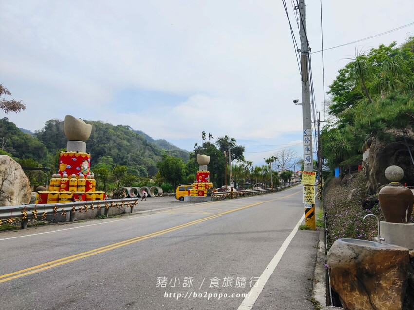 南投縣國姓鄉南投。國姓》元寶土地公，被特色石頭包圍的廟宇