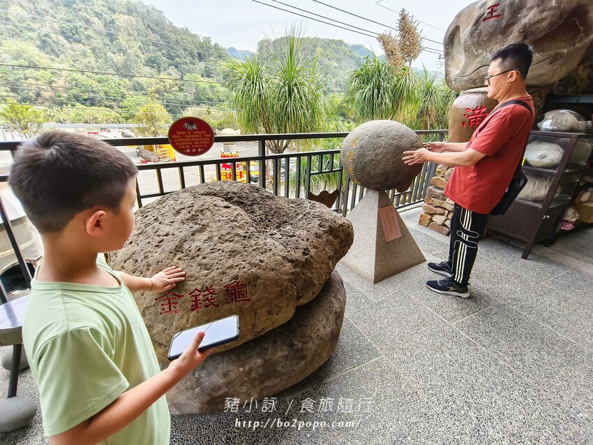 南投縣國姓鄉南投。國姓》元寶土地公，被特色石頭包圍的廟宇