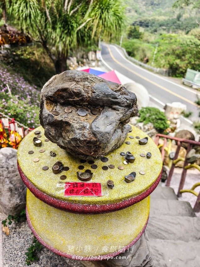 南投縣國姓鄉南投。國姓》元寶土地公，被特色石頭包圍的廟宇