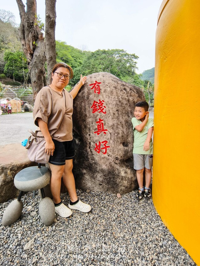 南投縣國姓鄉南投。國姓》元寶土地公，被特色石頭包圍的廟宇