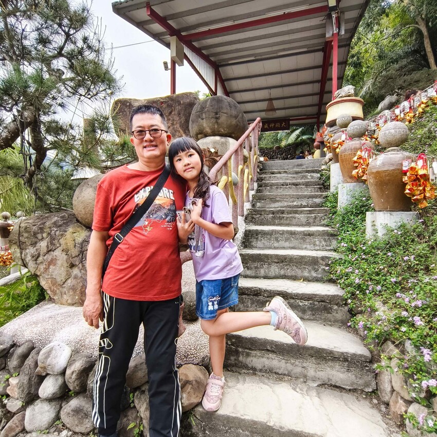 南投縣國姓鄉南投。國姓》元寶土地公，被特色石頭包圍的廟宇