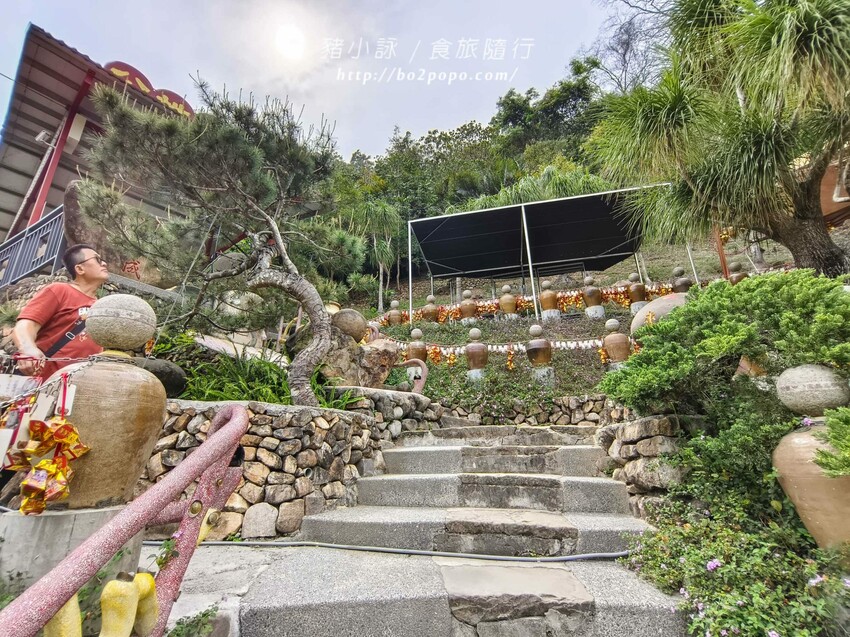 南投縣國姓鄉南投。國姓》元寶土地公，被特色石頭包圍的廟宇