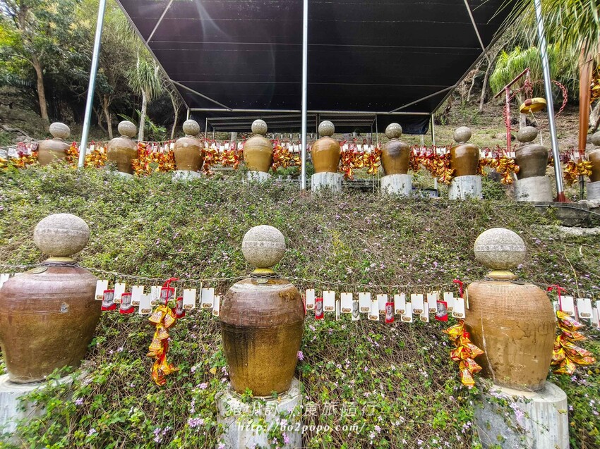 南投縣國姓鄉南投。國姓》元寶土地公，被特色石頭包圍的廟宇