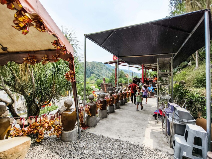 南投縣國姓鄉南投。國姓》元寶土地公，被特色石頭包圍的廟宇