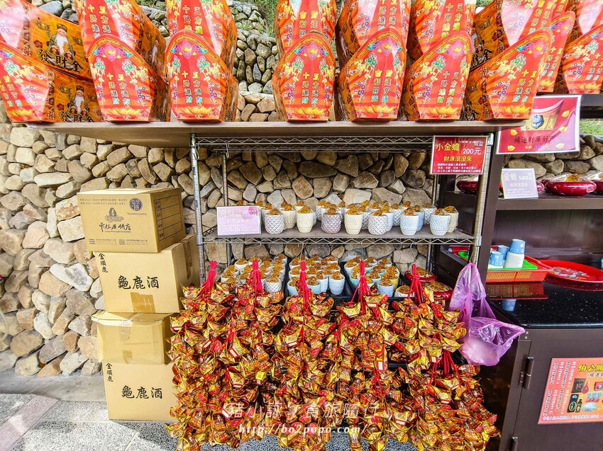 南投縣國姓鄉南投。國姓》元寶土地公，被特色石頭包圍的廟宇