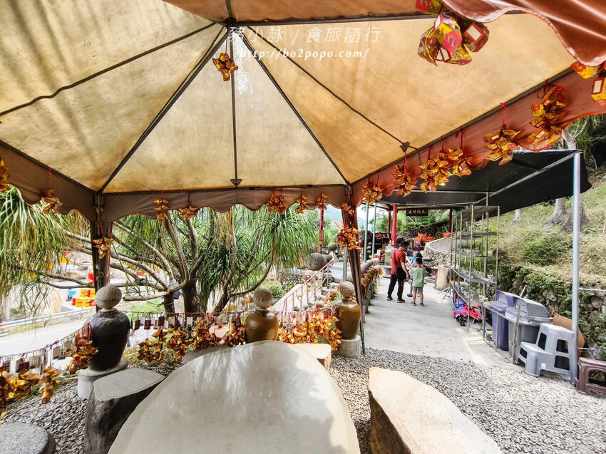 南投縣國姓鄉南投。國姓》元寶土地公，被特色石頭包圍的廟宇