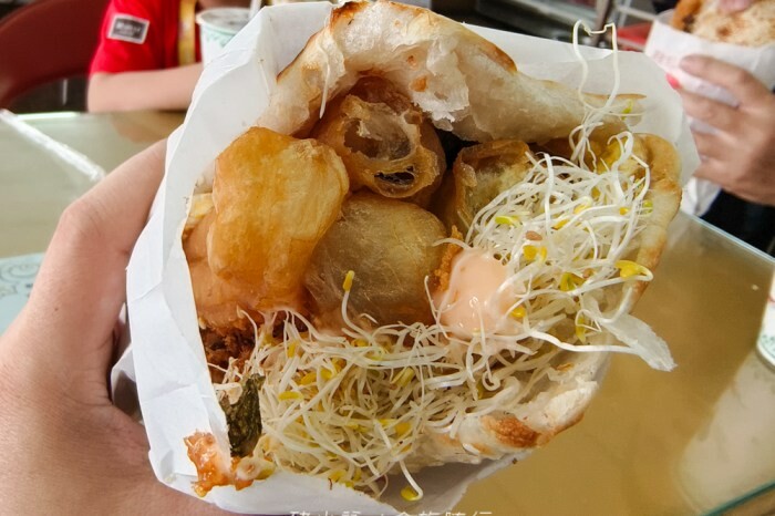 南投縣國姓鄉南投。國姓》元寶土地公，被特色石頭包圍的廟宇