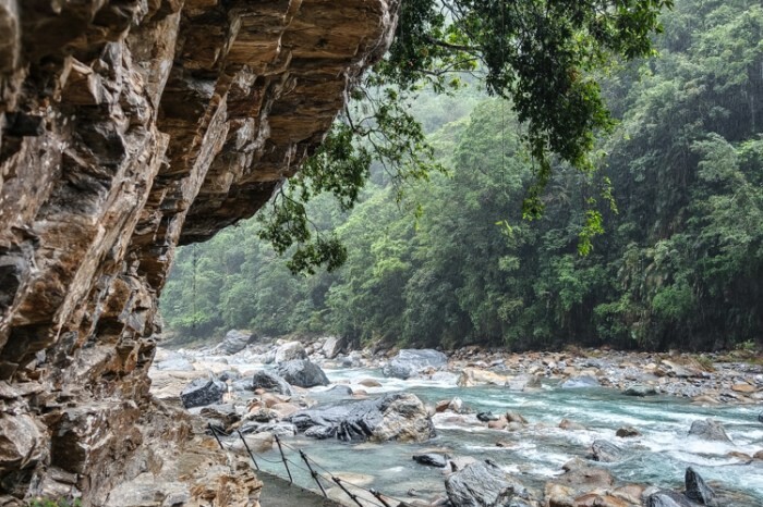 南投縣國姓鄉南投。國姓》元寶土地公，被特色石頭包圍的廟宇