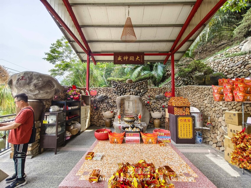 南投縣國姓鄉南投。國姓》元寶土地公，被特色石頭包圍的廟宇