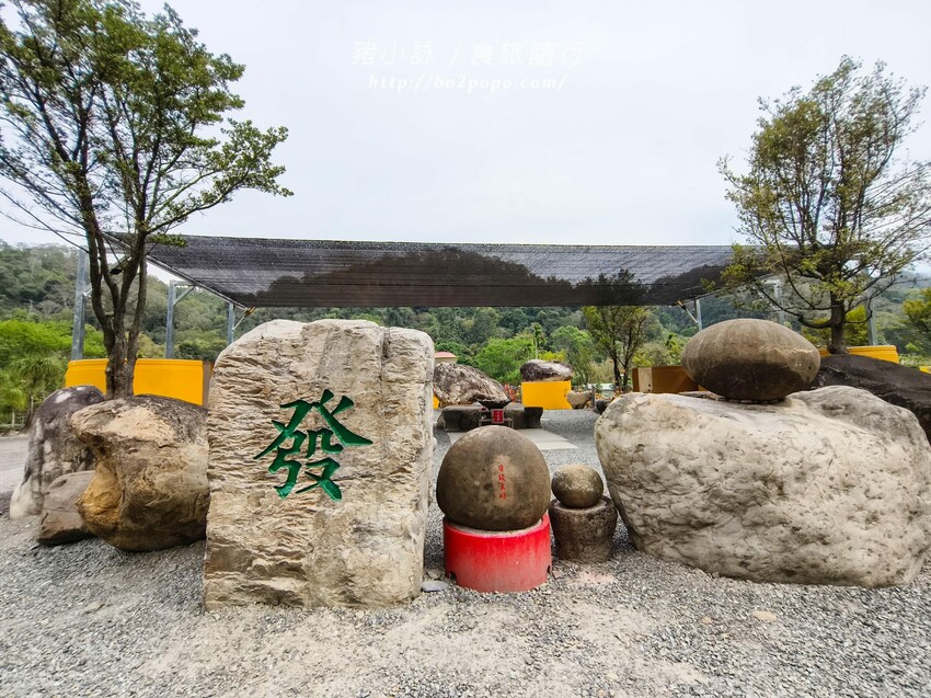 南投縣國姓鄉南投。國姓》元寶土地公，被特色石頭包圍的廟宇