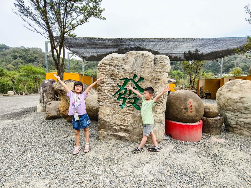 南投縣國姓鄉南投。國姓》元寶土地公，被特色石頭包圍的廟宇