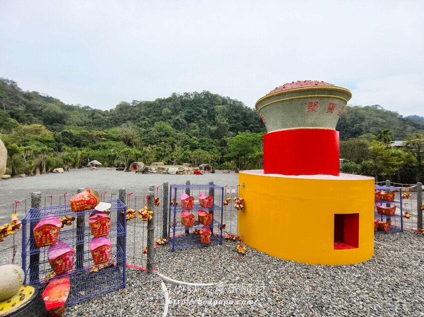 南投縣國姓鄉南投。國姓》元寶土地公，被特色石頭包圍的廟宇