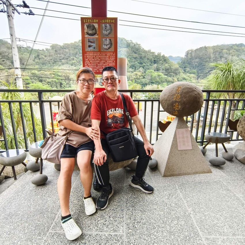 南投縣國姓鄉南投。國姓》元寶土地公，被特色石頭包圍的廟宇