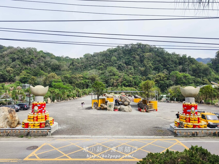 南投縣國姓鄉南投。國姓》元寶土地公，被特色石頭包圍的廟宇