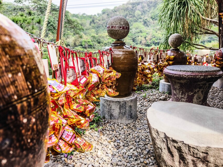 南投縣國姓鄉南投。國姓》元寶土地公，被特色石頭包圍的廟宇