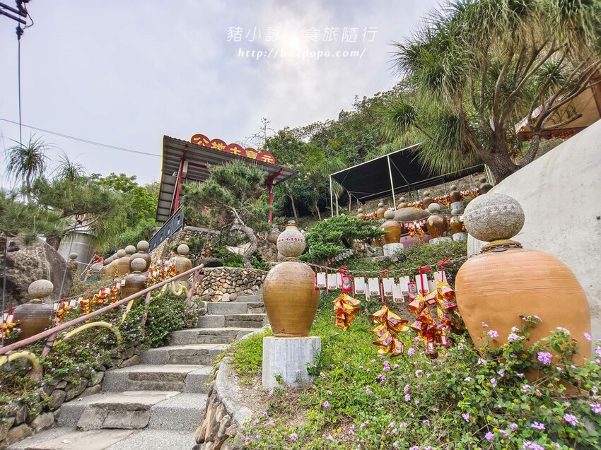 南投縣國姓鄉南投。國姓》元寶土地公，被特色石頭包圍的廟宇