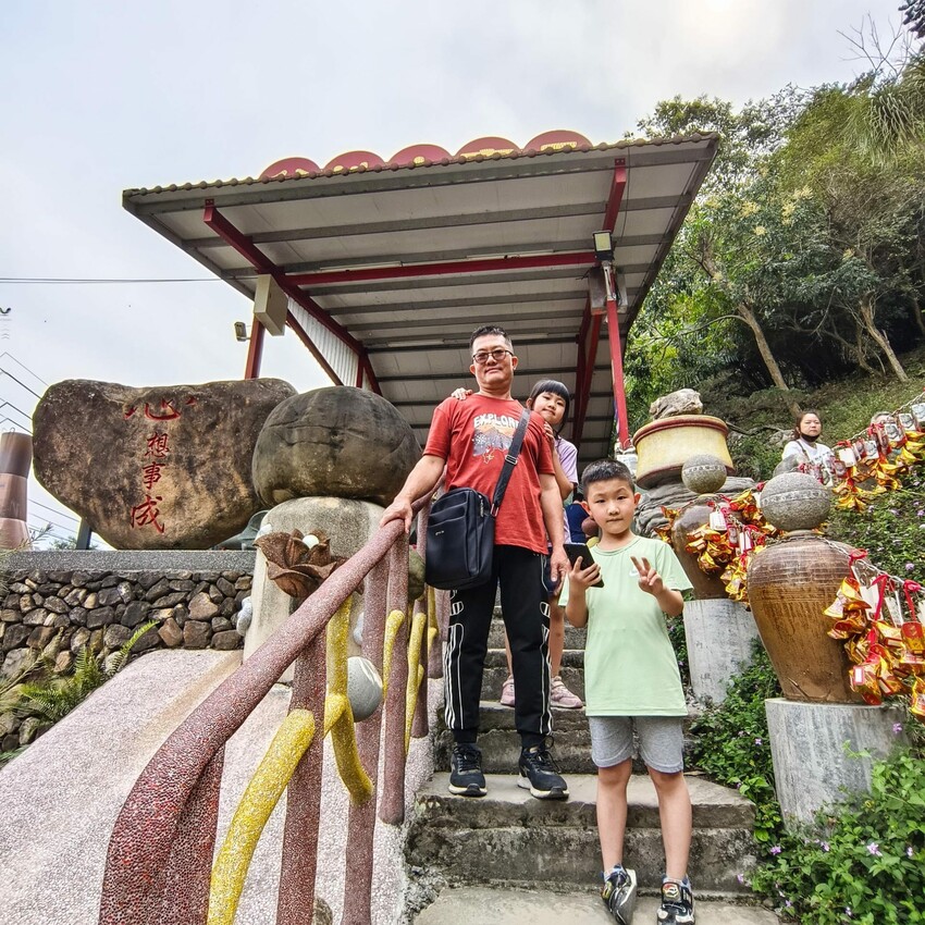 南投縣國姓鄉南投。國姓》元寶土地公，被特色石頭包圍的廟宇