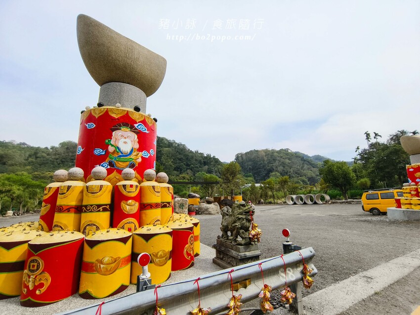 南投縣國姓鄉南投。國姓》元寶土地公，被特色石頭包圍的廟宇