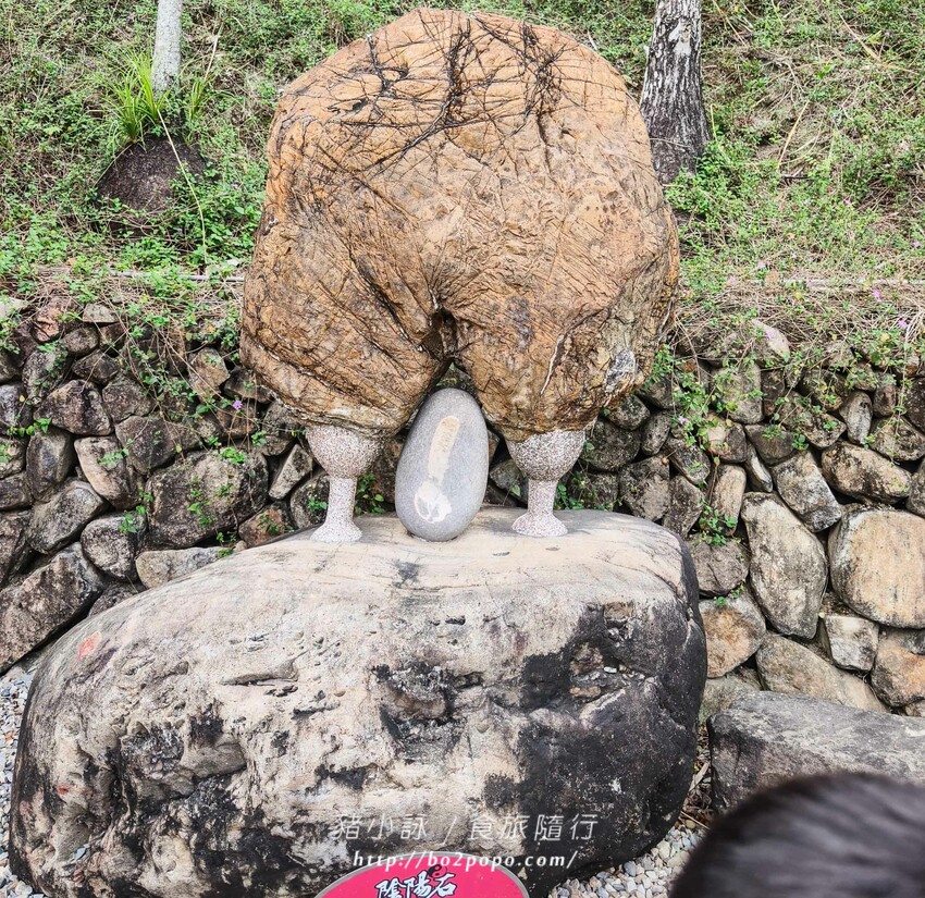 南投縣國姓鄉南投。國姓》元寶土地公，被特色石頭包圍的廟宇