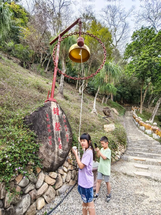 南投縣國姓鄉南投。國姓》元寶土地公，被特色石頭包圍的廟宇