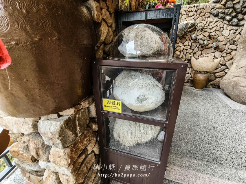 南投縣國姓鄉南投。國姓》元寶土地公，被特色石頭包圍的廟宇