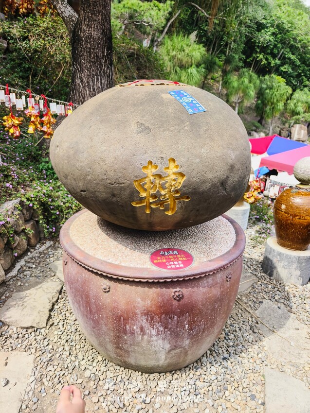 南投縣國姓鄉南投。國姓》元寶土地公，被特色石頭包圍的廟宇