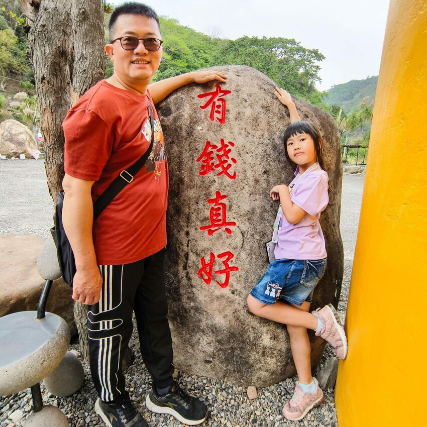 南投縣國姓鄉南投。國姓》元寶土地公，被特色石頭包圍的廟宇