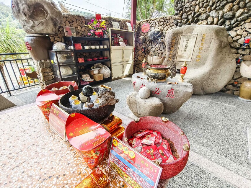 南投縣國姓鄉南投。國姓》元寶土地公，被特色石頭包圍的廟宇