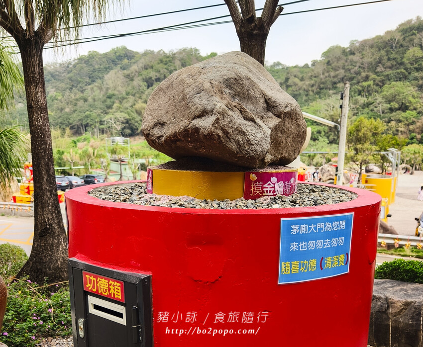 南投縣國姓鄉南投。國姓》元寶土地公，被特色石頭包圍的廟宇