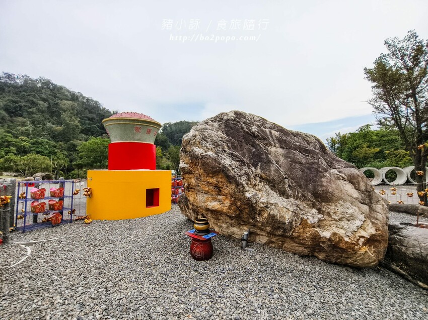 南投縣國姓鄉南投。國姓》元寶土地公，被特色石頭包圍的廟宇