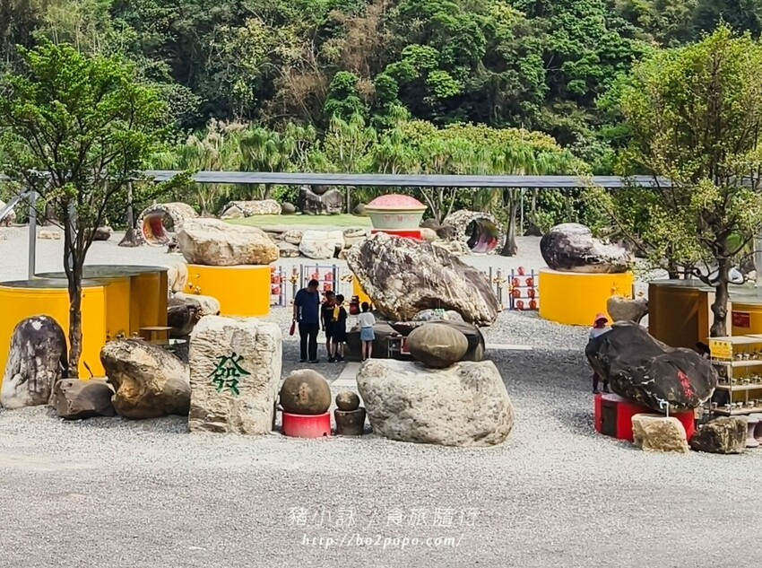 南投縣國姓鄉南投。國姓》元寶土地公，被特色石頭包圍的廟宇