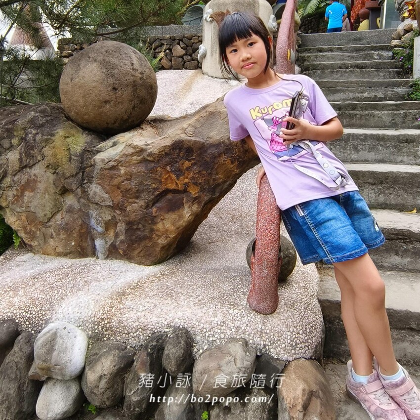 南投縣國姓鄉南投。國姓》元寶土地公，被特色石頭包圍的廟宇