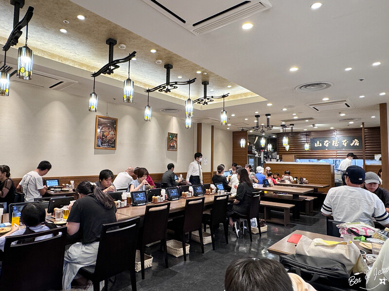 日本山本屋總本家味噌烏龍麵》近百年歷史的名古屋超人氣特色料理「味噌烏龍麵」,麵條超Q硬口感真特別