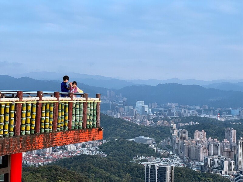 台北市內湖區【東林草莓園】台北內湖草莓季，草莓果醬鬆餅DIY、賞蜂趣，順遊白石湖吊橋及碧山巖