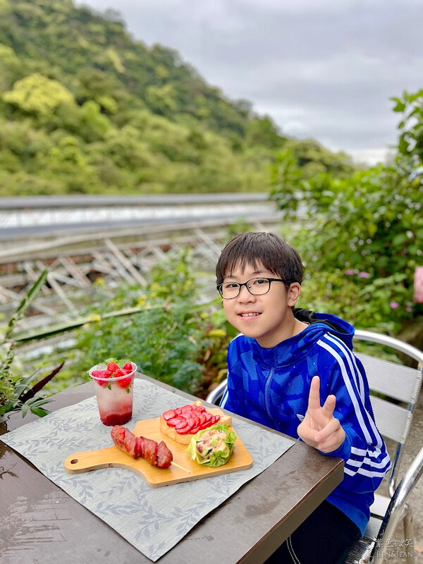 台北市內湖區【東林草莓園】台北內湖草莓季，草莓果醬鬆餅DIY、賞蜂趣，順遊白石湖吊橋及碧山巖