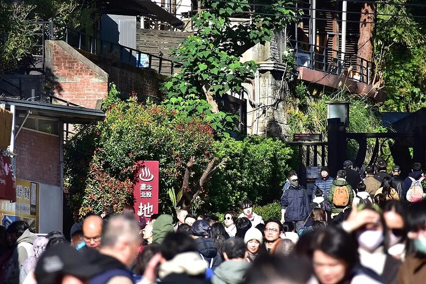 台北市北投區大年初一北投溫泉鄉漫步:【地熱谷公園】,療癒淨手礦泉湯、溫泉蛋體驗