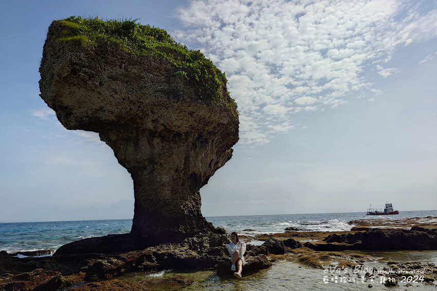 【小琉球景點】花瓶岩是一塊隆起的珊瑚礁石,長期受海水的侵蝕,形狀酷似一個巨大的花瓶,你(妳)覺得花瓶岩看起來像花瓶嗎?我覺得像綠花椰菜、駝鳥、火雞。小琉球旅行