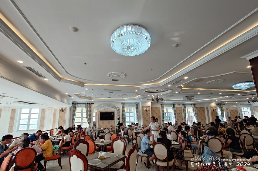 【越南旅遊】Eden Ocean View Đà Nẵng 峴港伊甸海景飯店，飯店對面就是美溪沙灘，房間簡潔乾淨住著舒適，打開窗簾就可以看到大海、夕陽景色還有比基尼唷!。越南住宿