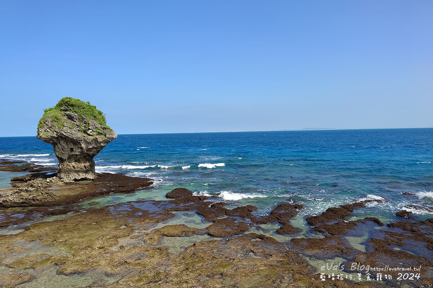【小琉球景點】花瓶岩是一塊隆起的珊瑚礁石,長期受海水的侵蝕,形狀酷似一個巨大的花瓶,你(妳)覺得花瓶岩看起來像花瓶嗎?我覺得像綠花椰菜、駝鳥、火雞。小琉球旅行