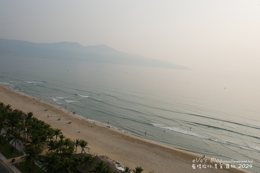 【越南旅遊】Eden Ocean View Đà Nẵng 峴港伊甸海景飯店，飯店對面就是美溪沙灘，房間簡潔乾淨住著舒適，打開窗簾就可以看到大海、夕陽景色還有比基尼唷!。越南住宿