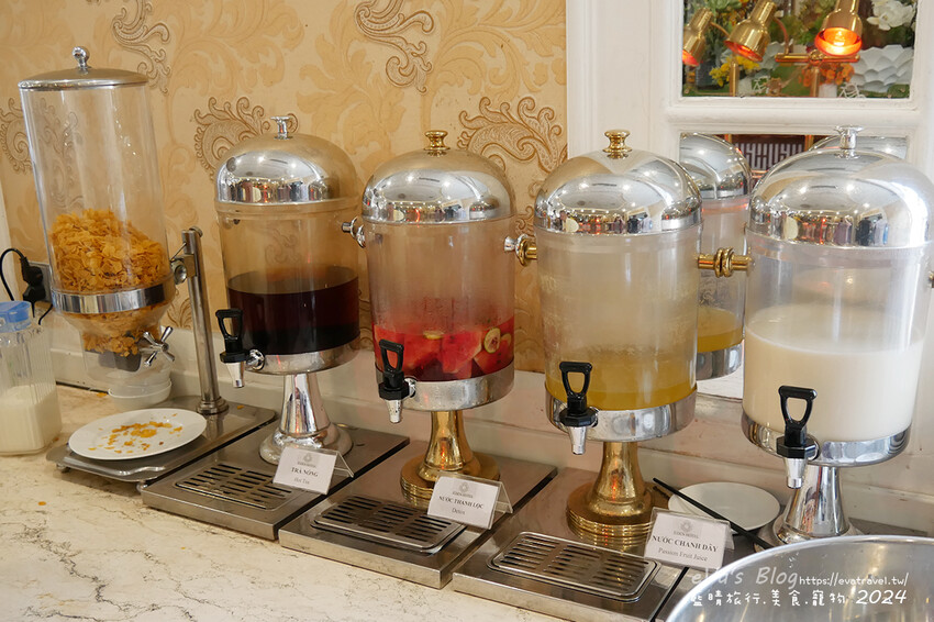 【越南旅遊】Eden Ocean View Đà Nẵng 峴港伊甸海景飯店，飯店對面就是美溪沙灘，房間簡潔乾淨住著舒適，打開窗簾就可以看到大海、夕陽景色還有比基尼唷!。越南住宿