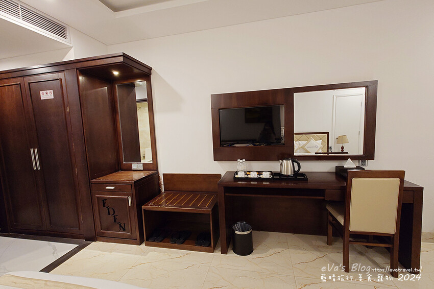 【越南旅遊】Eden Ocean View Đà Nẵng 峴港伊甸海景飯店，飯店對面就是美溪沙灘，房間簡潔乾淨住著舒適，打開窗簾就可以看到大海、夕陽景色還有比基尼唷!。越南住宿