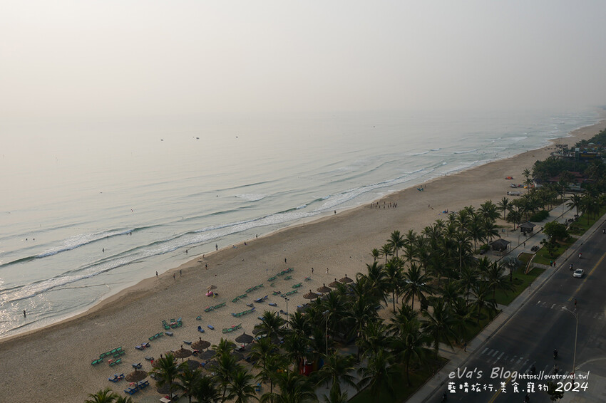 【越南旅遊】Eden Ocean View Đà Nẵng 峴港伊甸海景飯店，飯店對面就是美溪沙灘，房間簡潔乾淨住著舒適，打開窗簾就可以看到大海、夕陽景色還有比基尼唷!。越南住宿